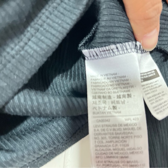 Levi’s Turtle Neck Long Sleeve Crop Shirt Black Size Small - Picture 3 of 7